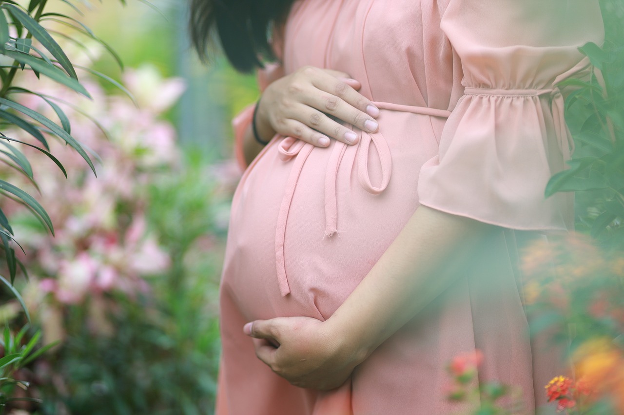 Une femme accouche sans savoir qu'elle est enceinte : est-ce vraiment possible ? Le mot de l'expert